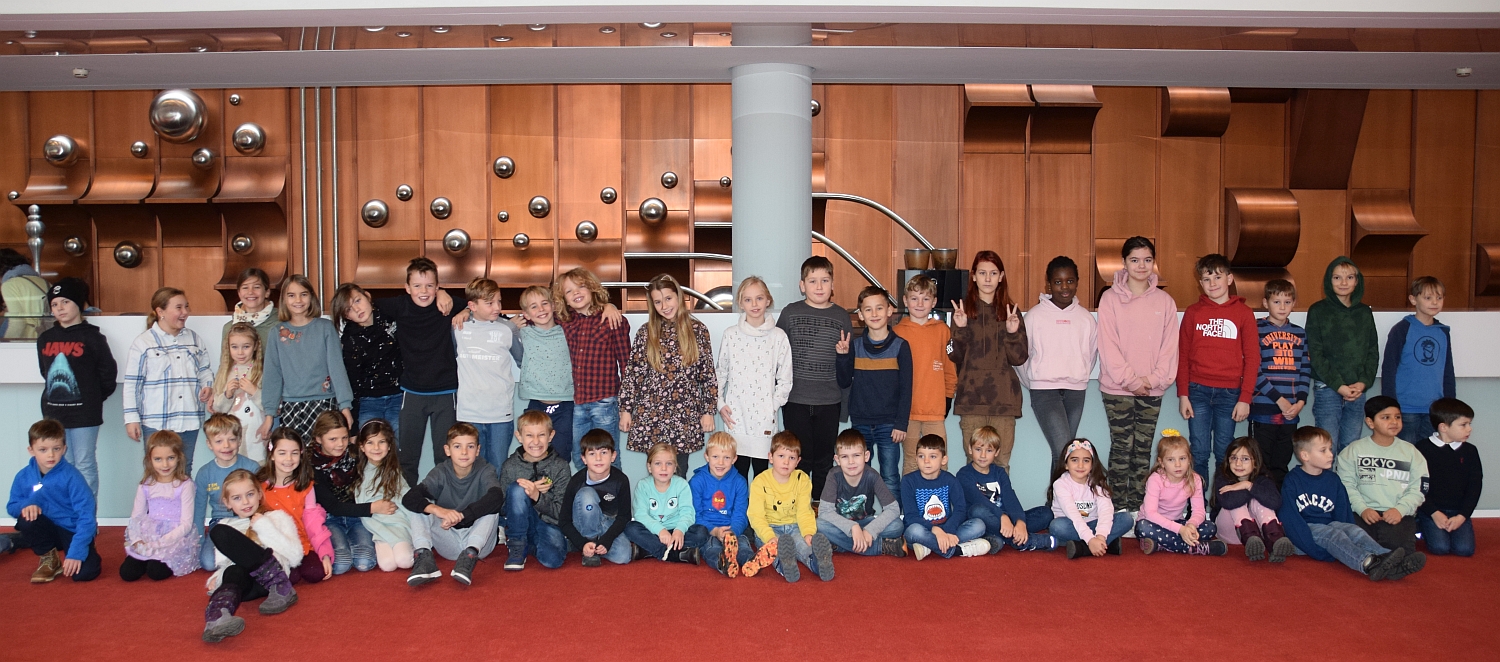 Foto von 2 Klassen im Foyer des Heilbronner Stadttheaters